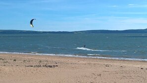 بالقرب من الشاطئ