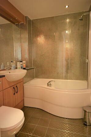 Combined shower/bathtub, hair dryer, towels