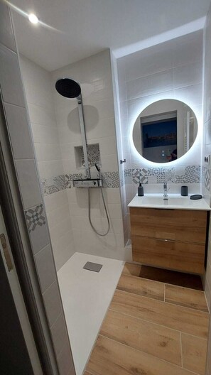 Shower, hair dryer, bidet - VILLA LE MAS ARDO - ALL COMFORTS FENCED GARDEN - 700M BEACHES - PYRENEES ORIENTALES (Collioure)