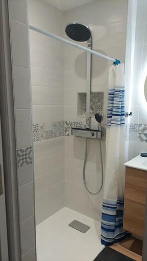 Shower, hair dryer, bidet - VILLA LE MAS ARDO - ALL COMFORTS FENCED GARDEN - 700M BEACHES - PYRENEES ORIENTALES (Collioure)
