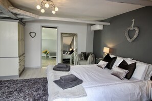 4 chambres, bureau, fer et planche à repasser, lit parapluie