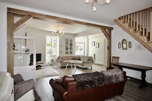 Tv, eldstad, tv-spel och dvd-spelare