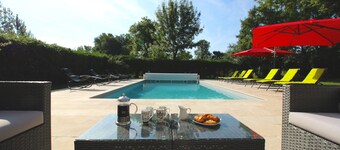 Luxueuse piscine climatisée et chauffée 4 chambres 4 salles de bain Maison de village en Dordogne