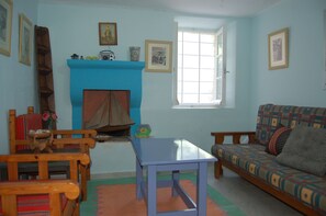 暖炉、DVD プレーヤー、ステレオ