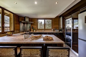 Fridge, microwave, oven, stovetop - Central Chalet with Hot Tub, Outdoor Pool (Summer) (Chamonix-Mont-Blanc)