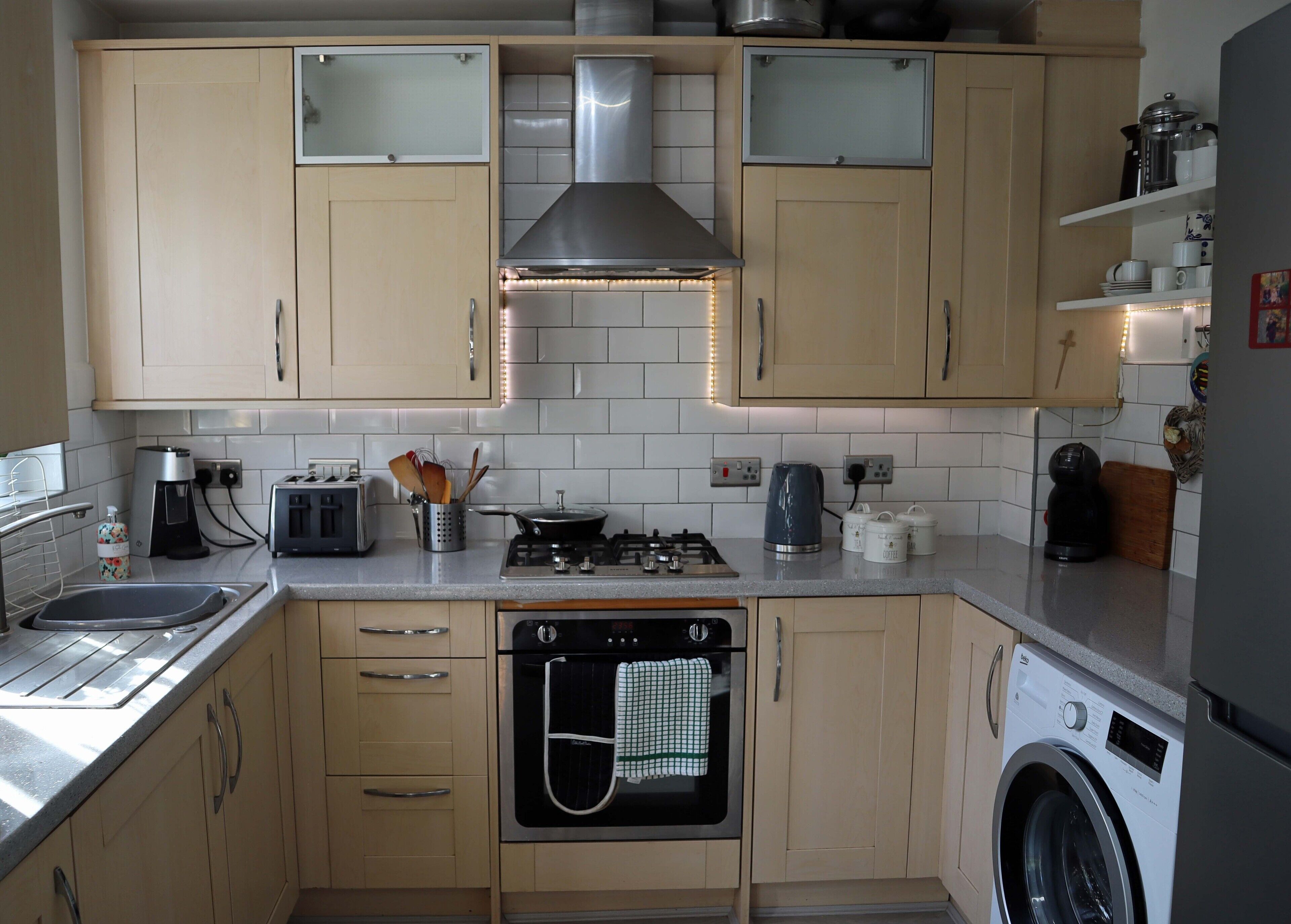 Réfrigérateur, micro-ondes, four, plaque de cuisson