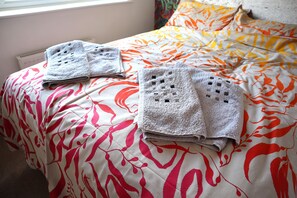 3 habitaciones, tabla de planchar con plancha, wifi y ropa de cama 