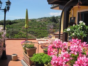 Terrace/patio - Mascali: "Il casale degli aranci" house / villa  with garden  3 rooms - 2/5 persons (Mascali)