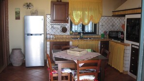 Kühlschrank, Ofen, Herdplatte, Wasserkocher mit Kaffee-/Teezubehör