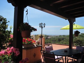 Outdoor dining - Mascali: "Il casale degli aranci" house / villa  with garden  3 rooms - 2/5 persons (Mascali)