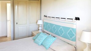 Een douche, een haardroger, een bidet, handdoeken