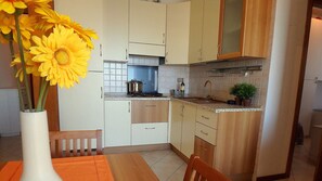 冰箱、炉灶、餐桌