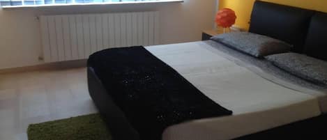 1 habitación, tabla de planchar con plancha, wifi gratis y ropa de cama