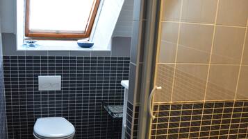 Douche, sèche-cheveux, serviettes fournies, papier toilette