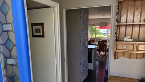 Un pasillo con una puerta que da a un comedor.