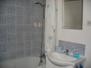 Combinazione doccia/vasca, asciugacapelli, asciugamani, sapone