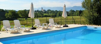 1 Bedroom luxury apartment with pool and stunning mountain views.