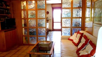 Fernseher, DVD-Player, BĂŒcher, Stereoanlage