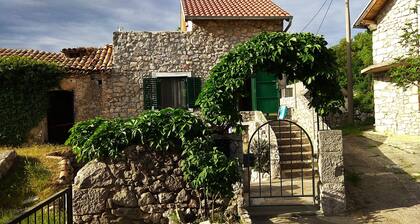 Hiljainen mökki vanhassa kylässä lähellä merta