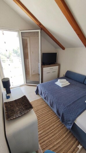 2 chambres, fer et planche à repasser, lit de bébé portatif