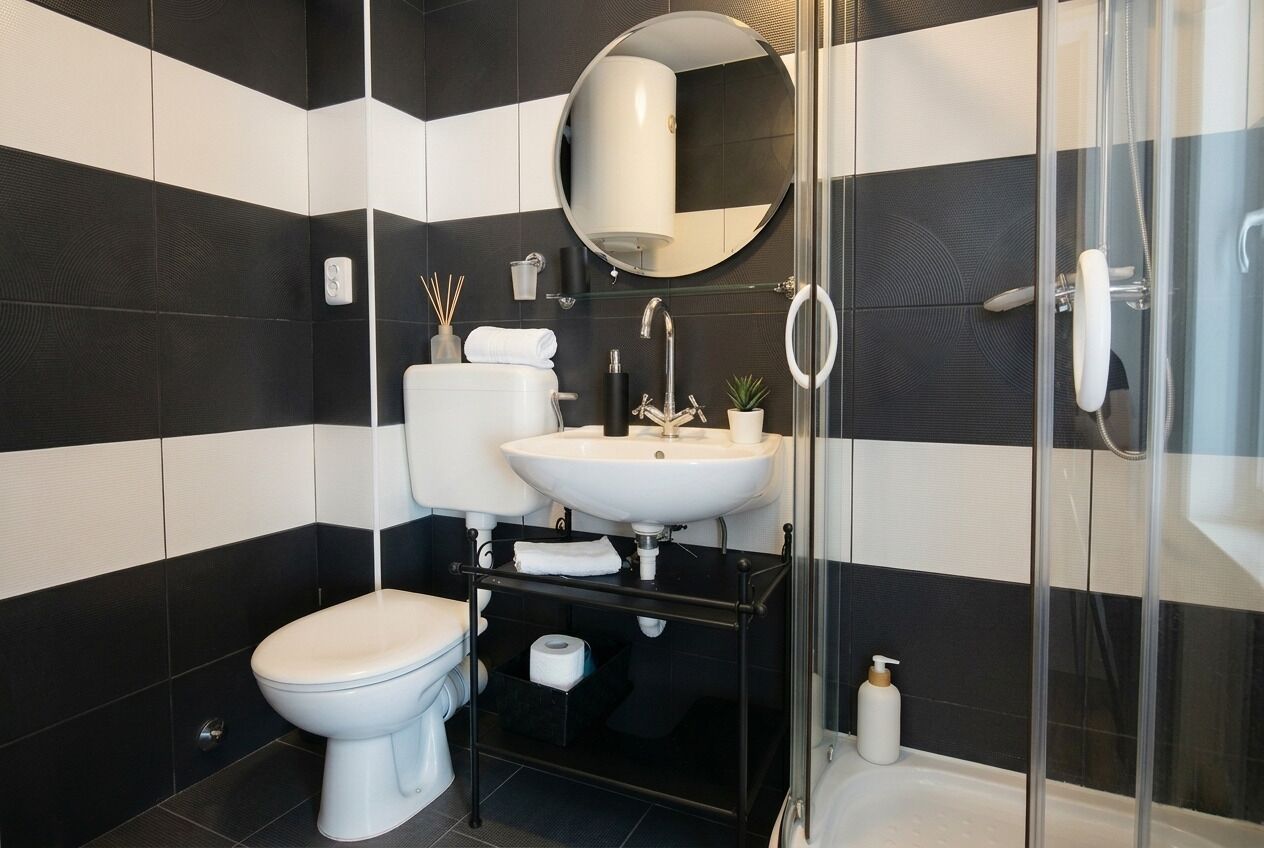 Douche, sèche-cheveux, serviettes fournies, savon