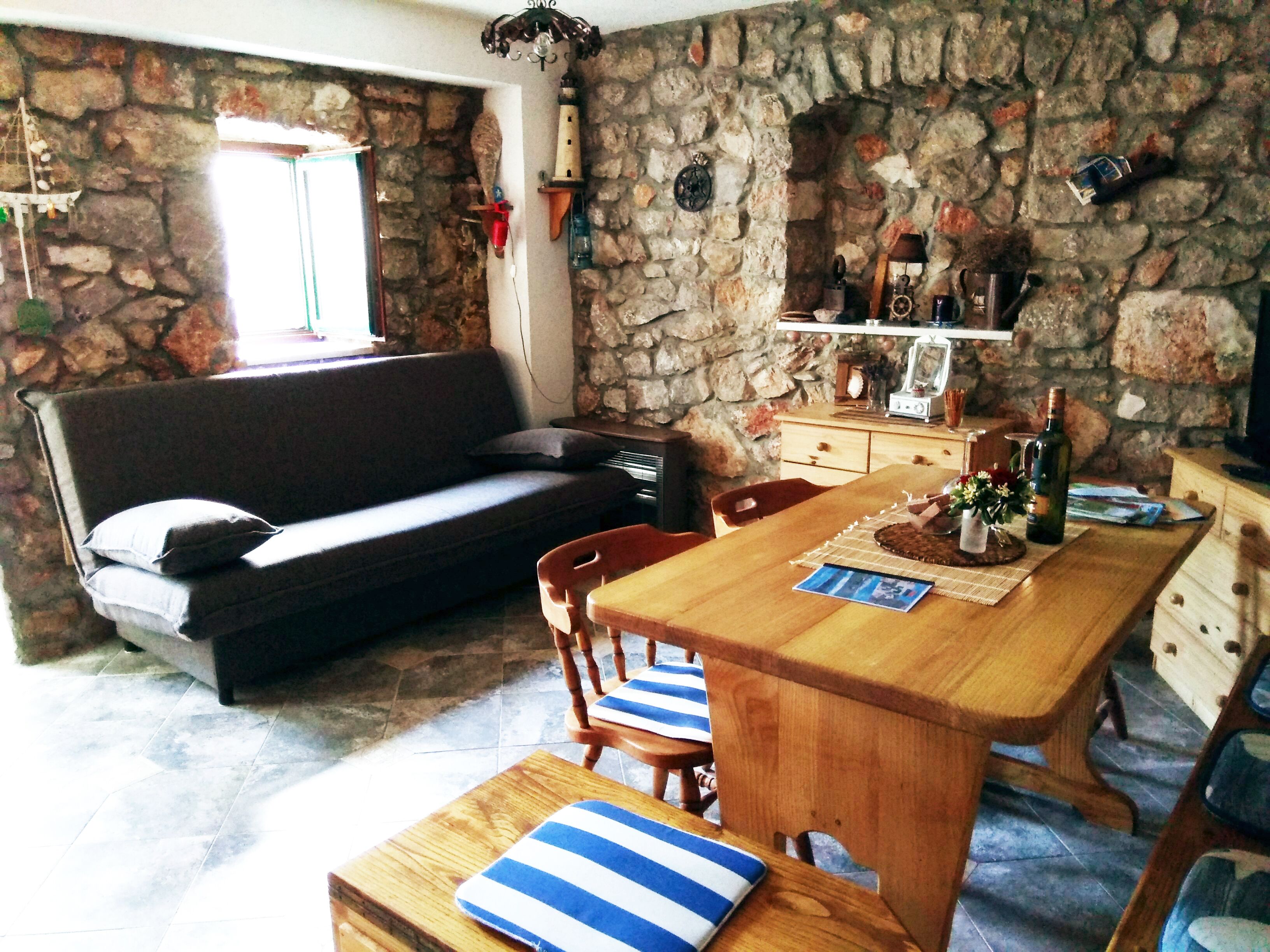 Una televisión, libros, un reproductor estéreo