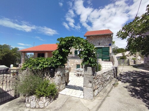 Chalet calme dans le vieux village près de la mer