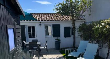 Pequeña casa con jardín cerca del mar, en la Isla de Ré.  