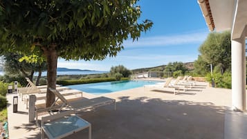 Een buitenzwembad en een verwarmd zwembad