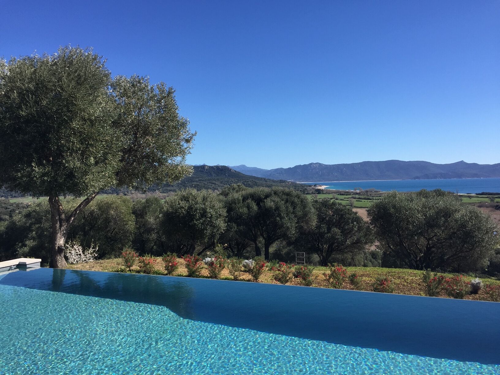 Utendørsbasseng og et oppvarmet basseng