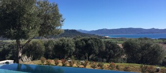 kondisjonerte villa med evighetsbasseng i en eiendom på 10 hektar 