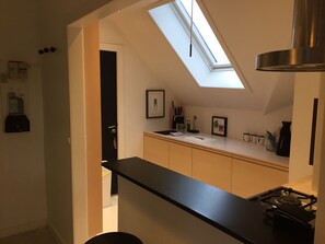 Fridge, microwave, oven, stovetop - Chr. Harbor - right on the canal, 2 bedroom apartment perfect for a couple (København)