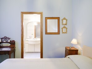 2 bedrooms, desk, iron/ironing board, WiFi