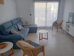 TV, fireplace - Penthouse in l'Escala with communal pool. (L'Escala)