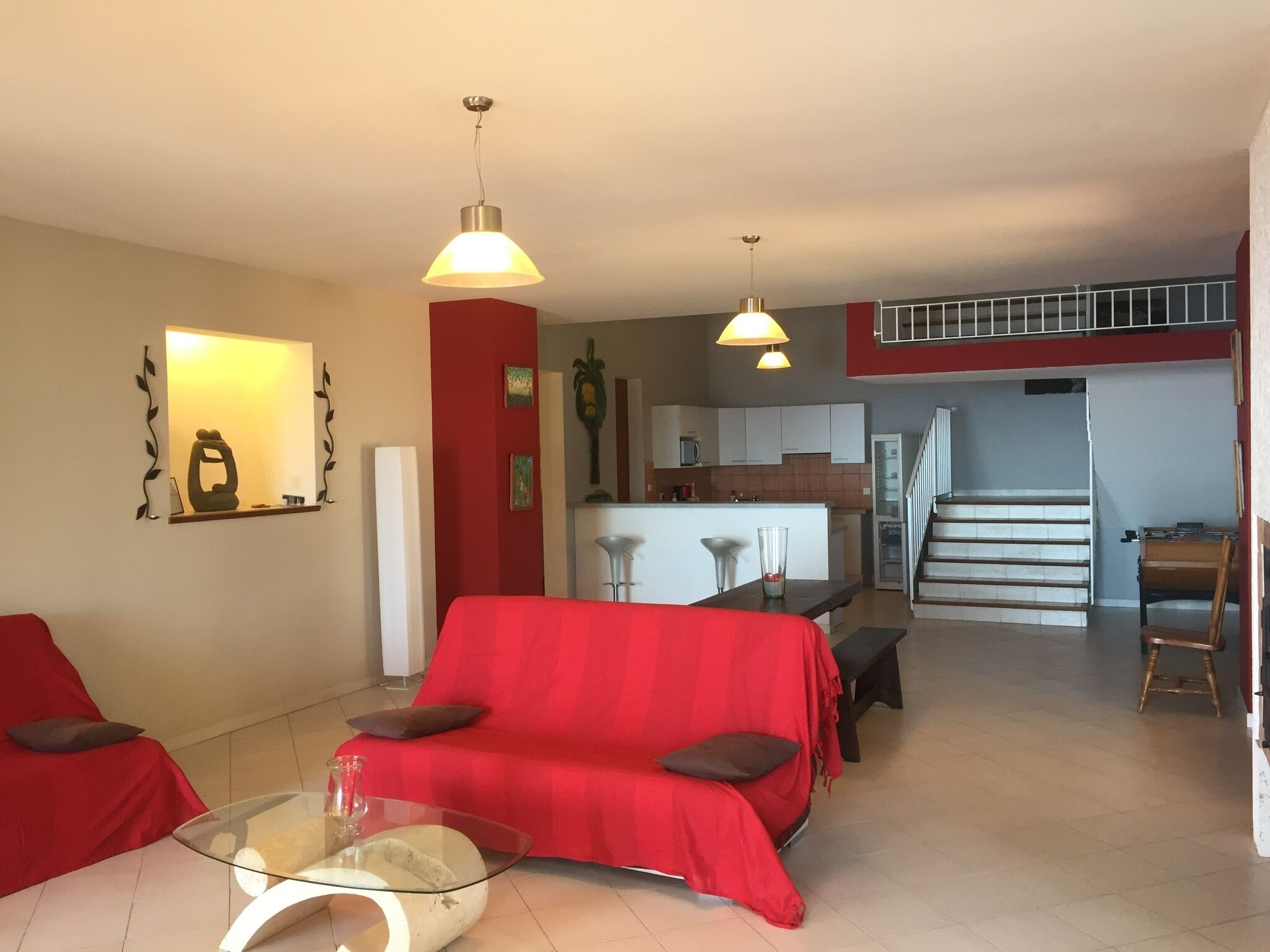 Télévision, cheminée, baby-foot, table de tennis de table