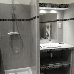 Badewanne, Bidet, Handtücher, Toilettenpapier
