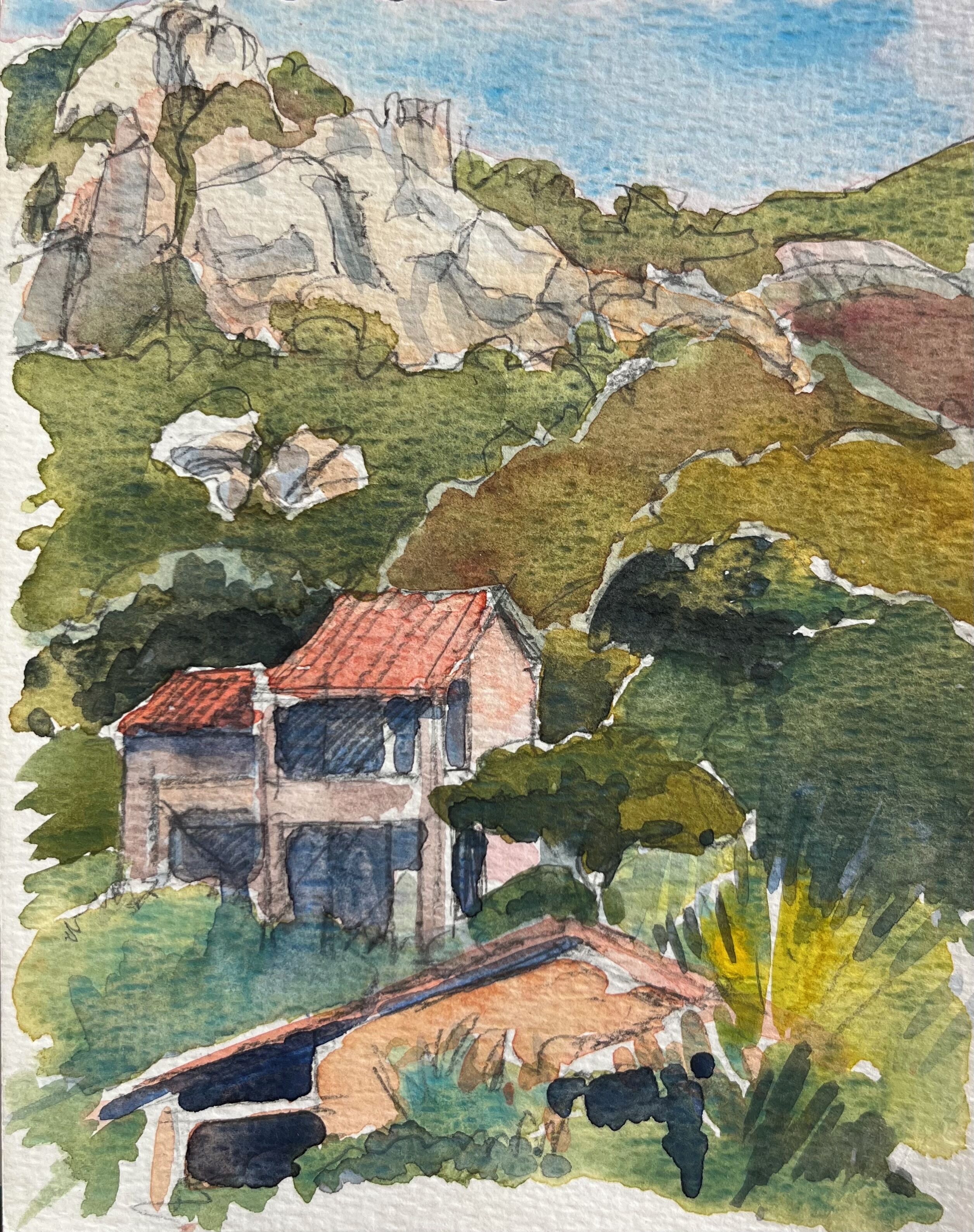 Une maison de campagne au toit rouge, nichée au milieu d’une végétation luxuriante et d’un paysage rocheux.
