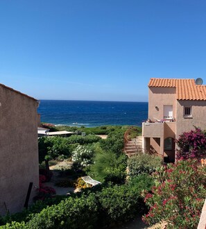 Property grounds - Air-conditioned, comfortable apartment right on the water, coves and sandy beaches (Lumio)