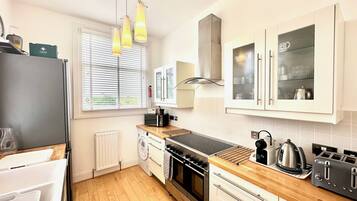 Jääkaappi, mikroaaltouuni, uuni, liesi