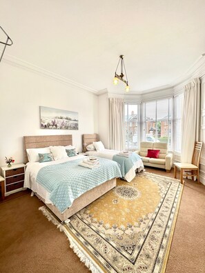 4 camere, una scrivania, ferro/asse da stiro, culla da viaggio