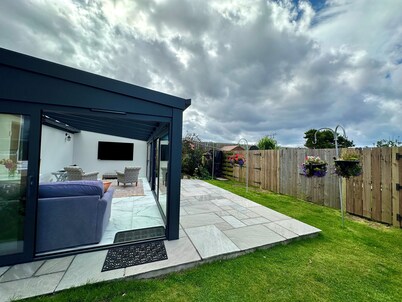 Beachfront Bliss - 4-Bed Seaside Villa Near Royal Troon Golf