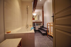 Ensemble douche/baignoire, sèche-cheveux, serviettes fournies, savon