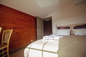 3 bedrooms, desk, iron/ironing board, travel crib