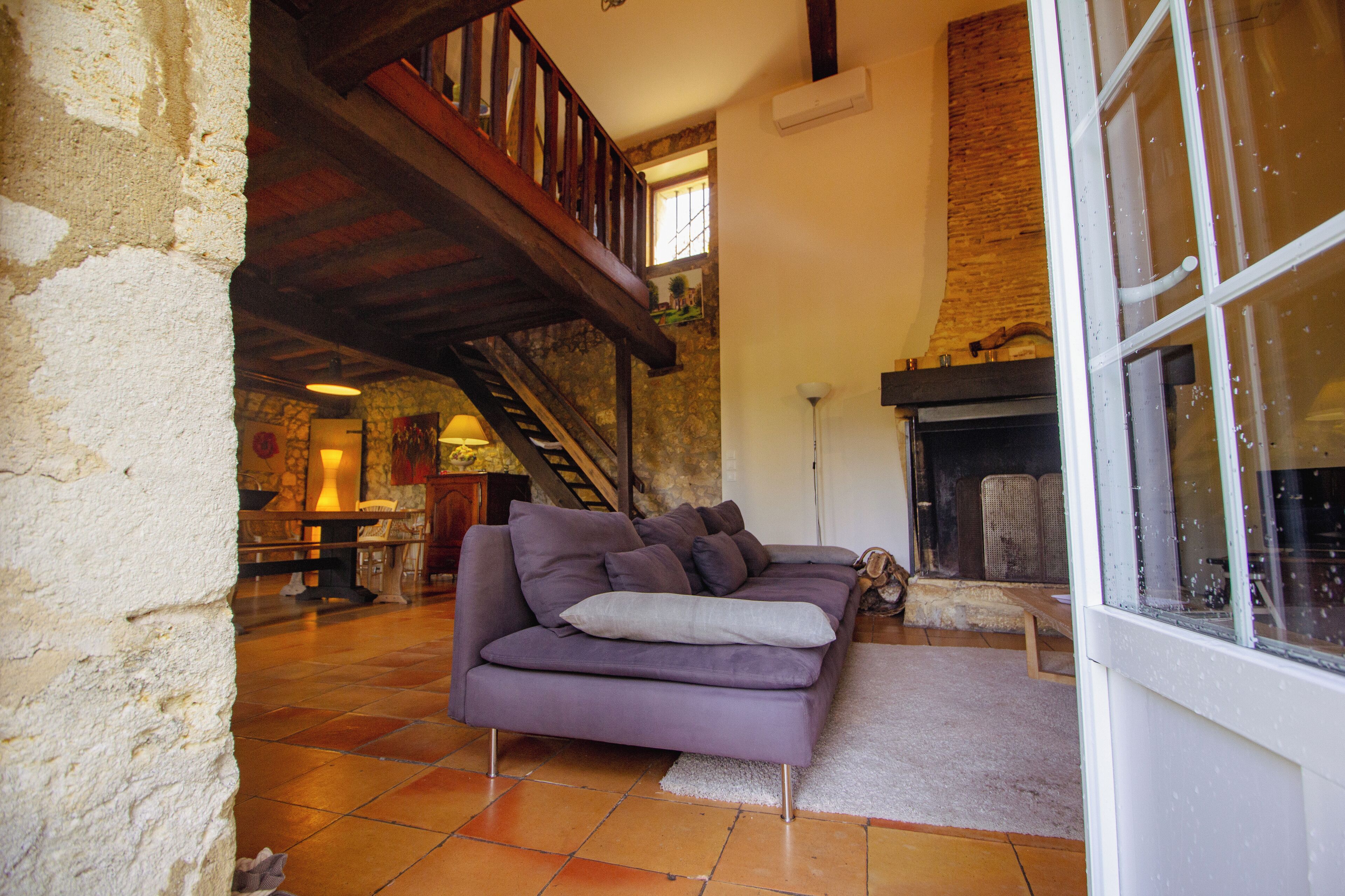 TV, caminetto, tavolo da ping pong, libri