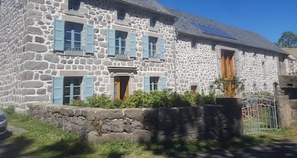 GRAND FERME AVEC PISCINE INTERIEURE ET SALLE DES JEUX