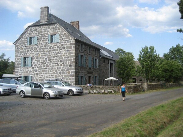 Een gebouw van steen met een ruime parkeergarage.