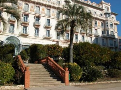 Ancien Palace 1900 classé monument historique,  situé dans un parc privé arboré