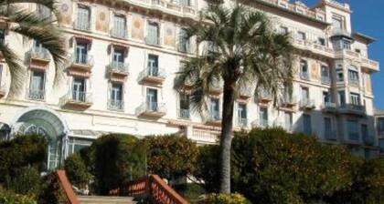 Ancien Palace 1900 classé monument historique, situé dans un parc privé arboré