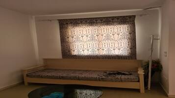 2 soverom, strykejern/-brett og sengetøy