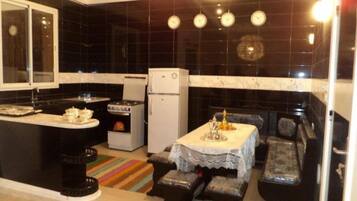 Een microgolfoven, een oven, een koffiezetapparaat/waterkoker